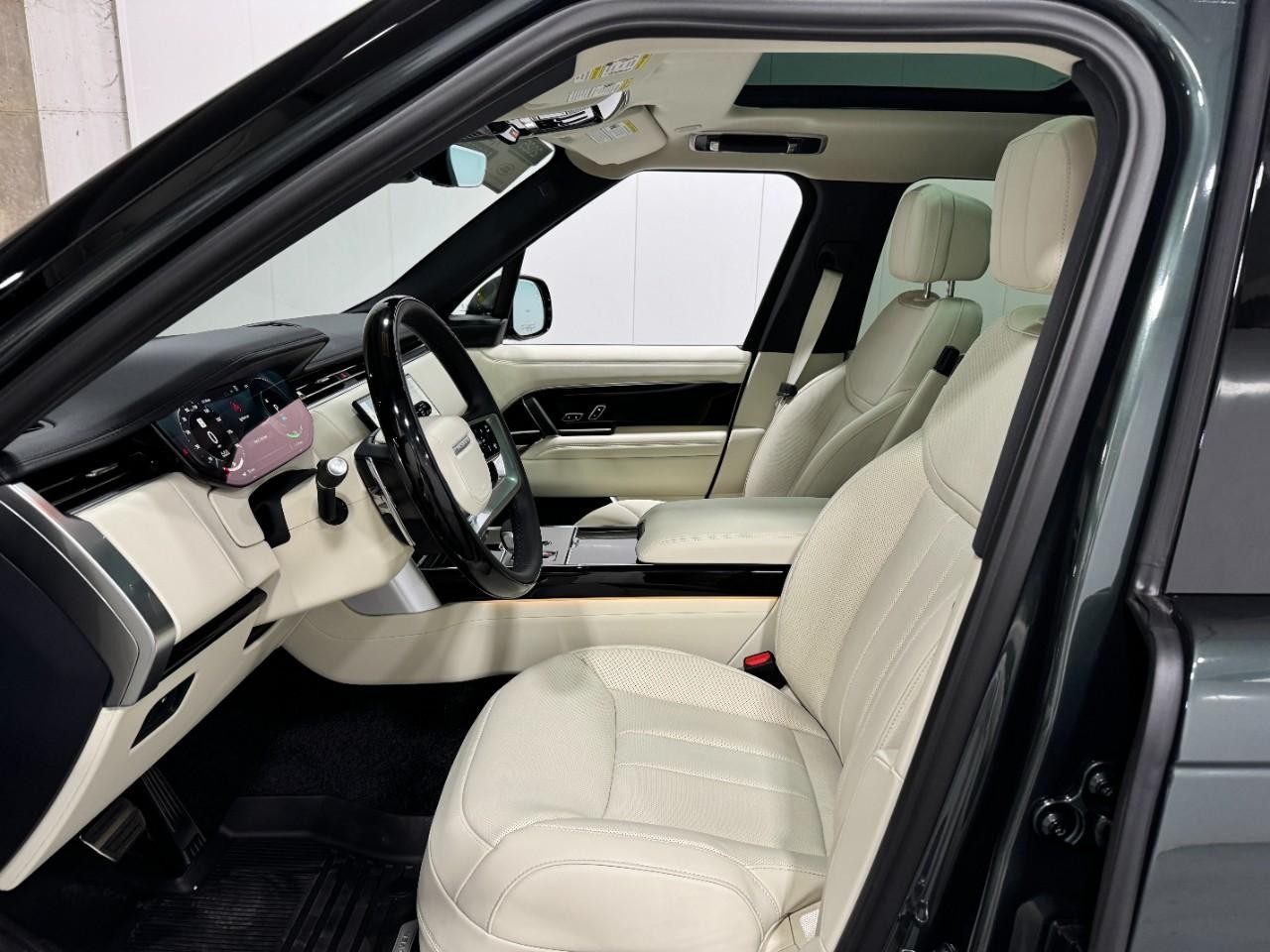 Land Rover Range Rover Vehicle Full-screen Gallery Image 27