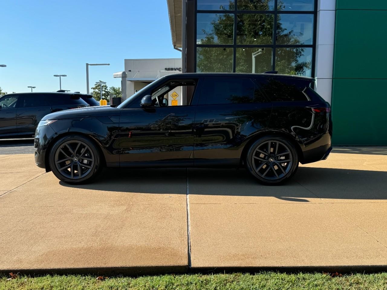 Land Rover Range Rover Sport Vehicle Full-screen Gallery Image 2