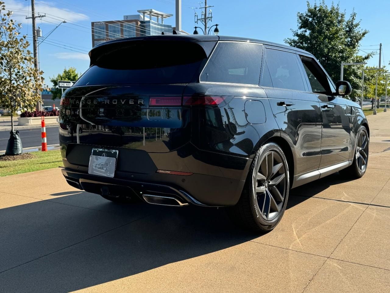 Land Rover Range Rover Sport Vehicle Full-screen Gallery Image 4