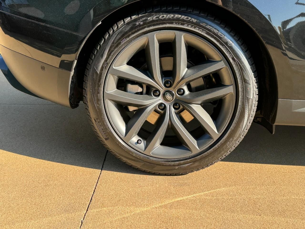 Land Rover Range Rover Sport Vehicle Full-screen Gallery Image 5