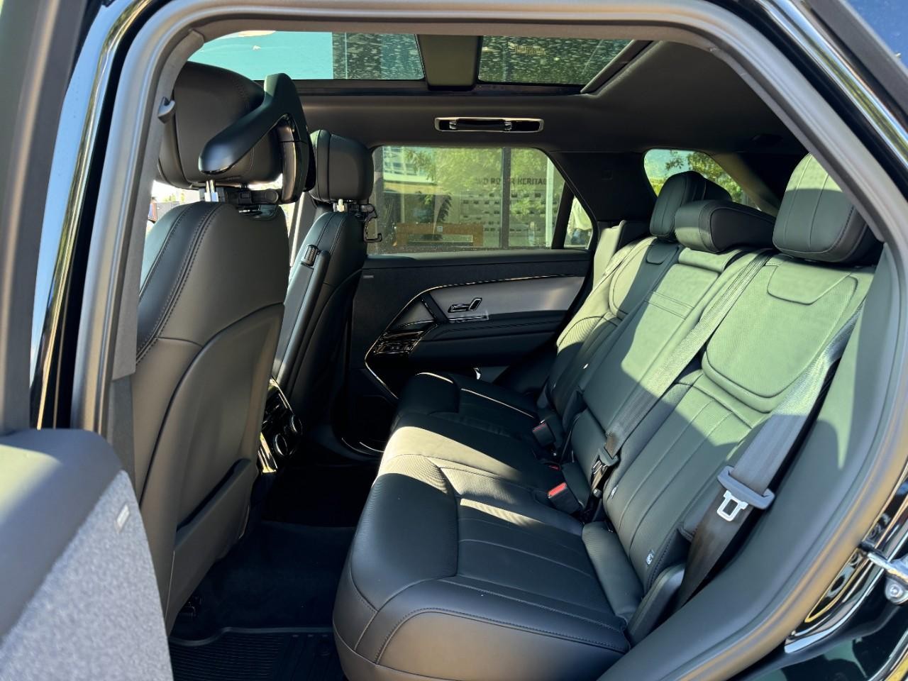 Land Rover Range Rover Sport Vehicle Full-screen Gallery Image 8