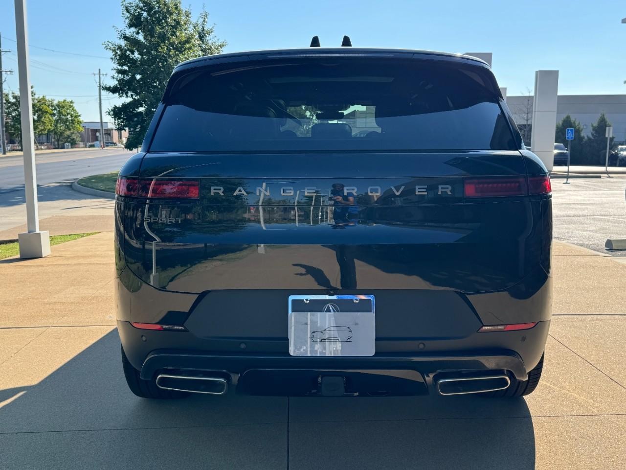 Land Rover Range Rover Sport Vehicle Full-screen Gallery Image 9