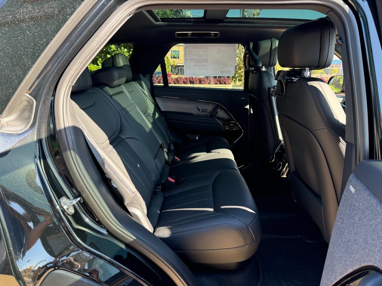 Land Rover Range Rover Sport Vehicle Full-screen Gallery Image 10