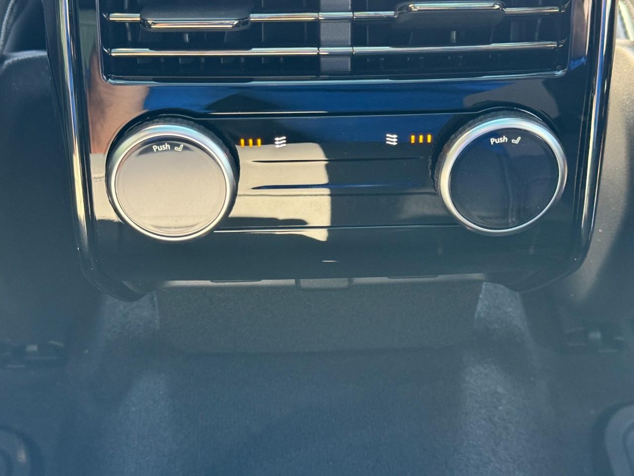 Land Rover Range Rover Sport Vehicle Full-screen Gallery Image 11