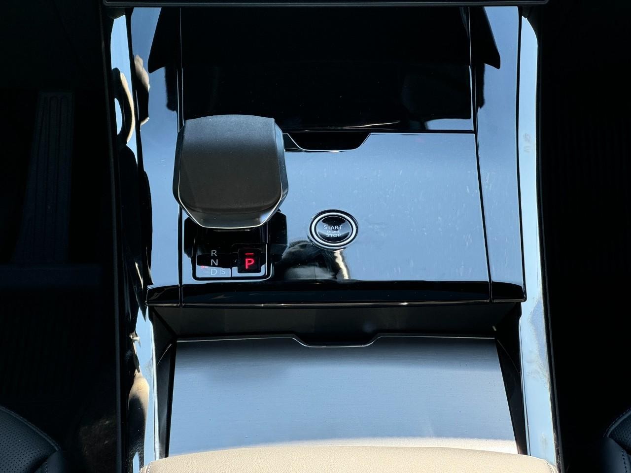 Land Rover Range Rover Sport Vehicle Full-screen Gallery Image 16