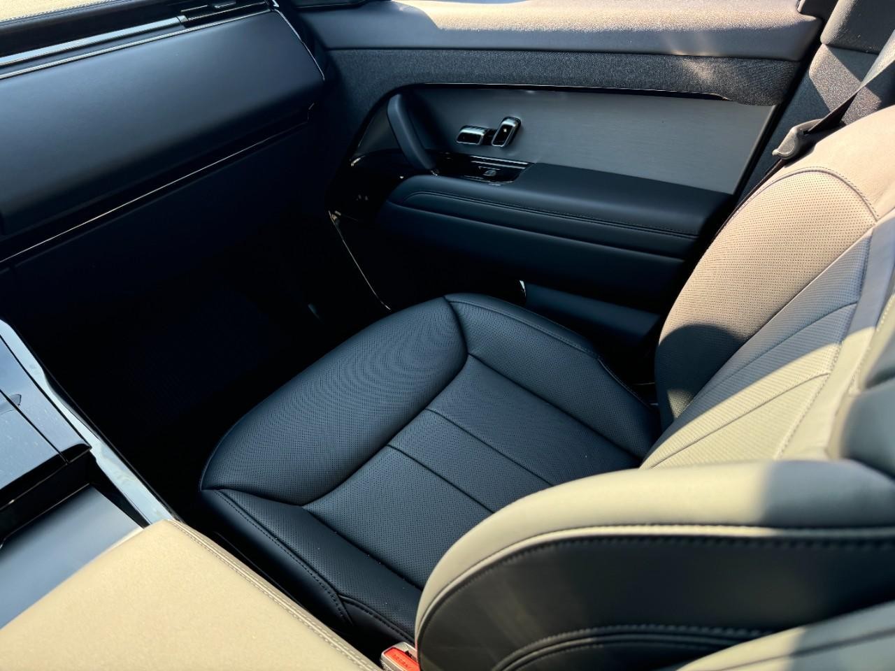 Land Rover Range Rover Sport Vehicle Full-screen Gallery Image 17