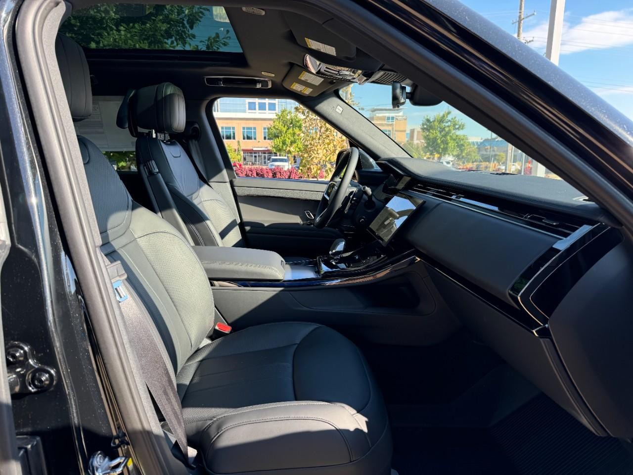 Land Rover Range Rover Sport Vehicle Full-screen Gallery Image 18