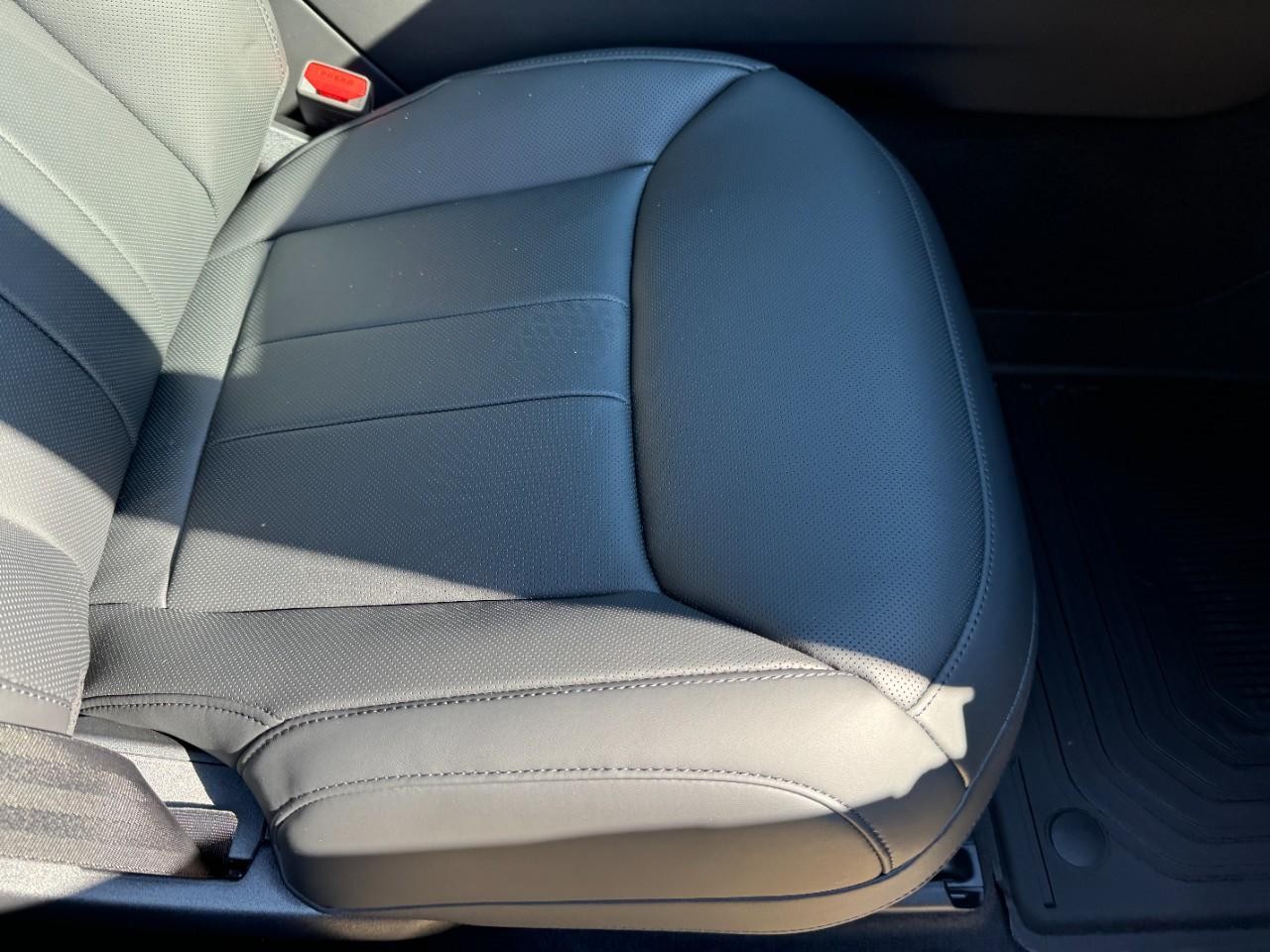 Land Rover Range Rover Sport Vehicle Full-screen Gallery Image 19