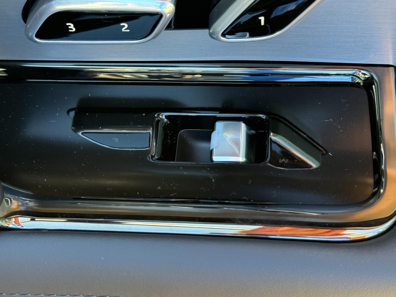 Land Rover Range Rover Sport Vehicle Full-screen Gallery Image 21