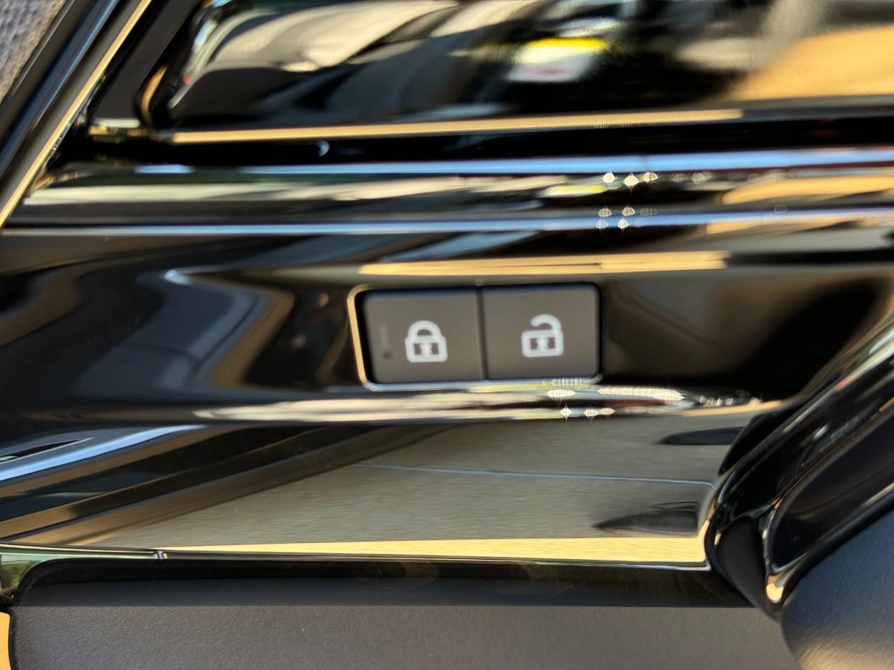 Land Rover Range Rover Sport Vehicle Full-screen Gallery Image 22