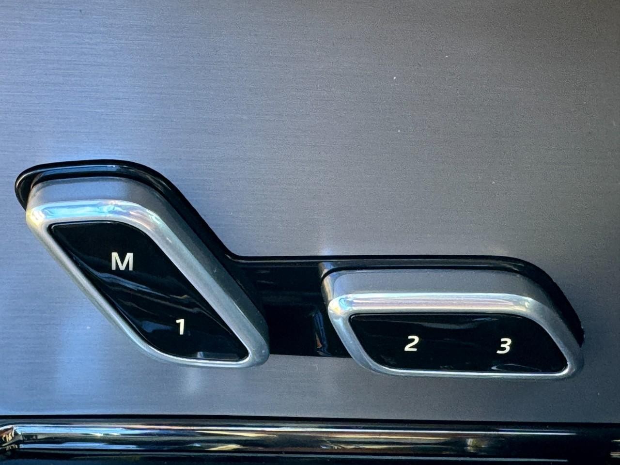 Land Rover Range Rover Sport Vehicle Full-screen Gallery Image 24