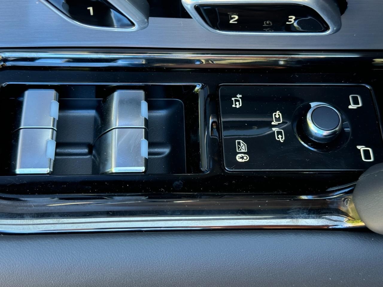 Land Rover Range Rover Sport Vehicle Full-screen Gallery Image 25