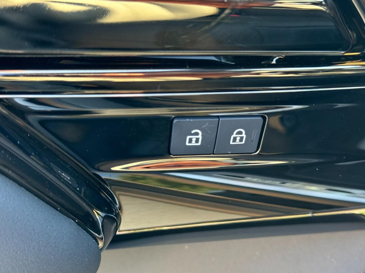 Land Rover Range Rover Sport Vehicle Full-screen Gallery Image 26