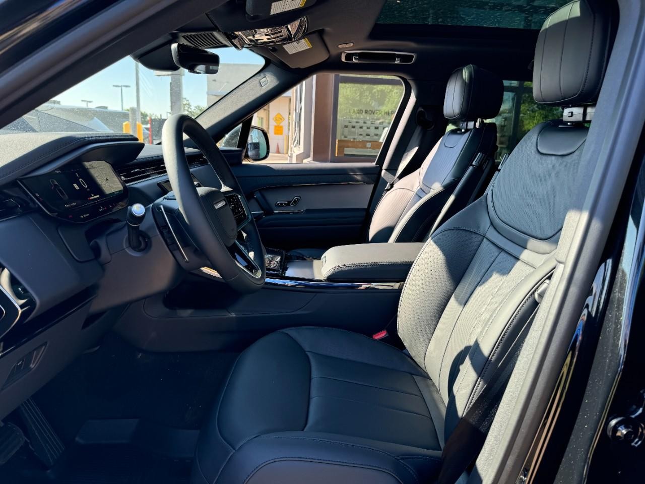 Land Rover Range Rover Sport Vehicle Full-screen Gallery Image 27