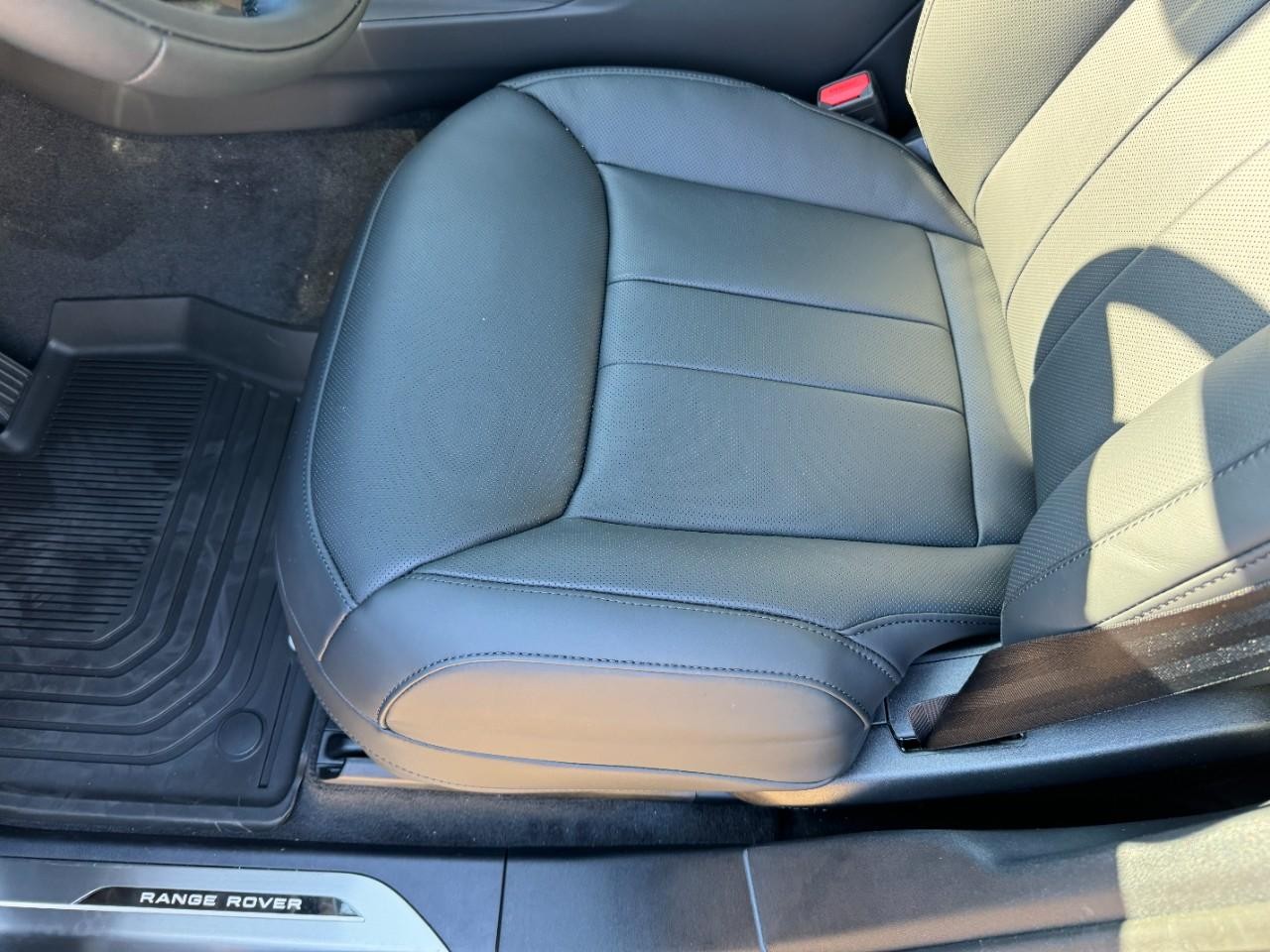 Land Rover Range Rover Sport Vehicle Full-screen Gallery Image 28