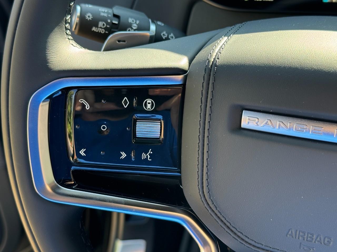 Land Rover Range Rover Sport Vehicle Full-screen Gallery Image 30