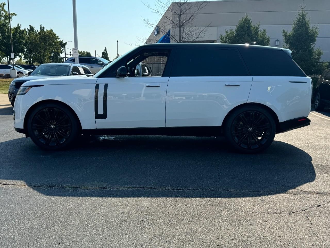 Land Rover Range Rover Vehicle Full-screen Gallery Image 2