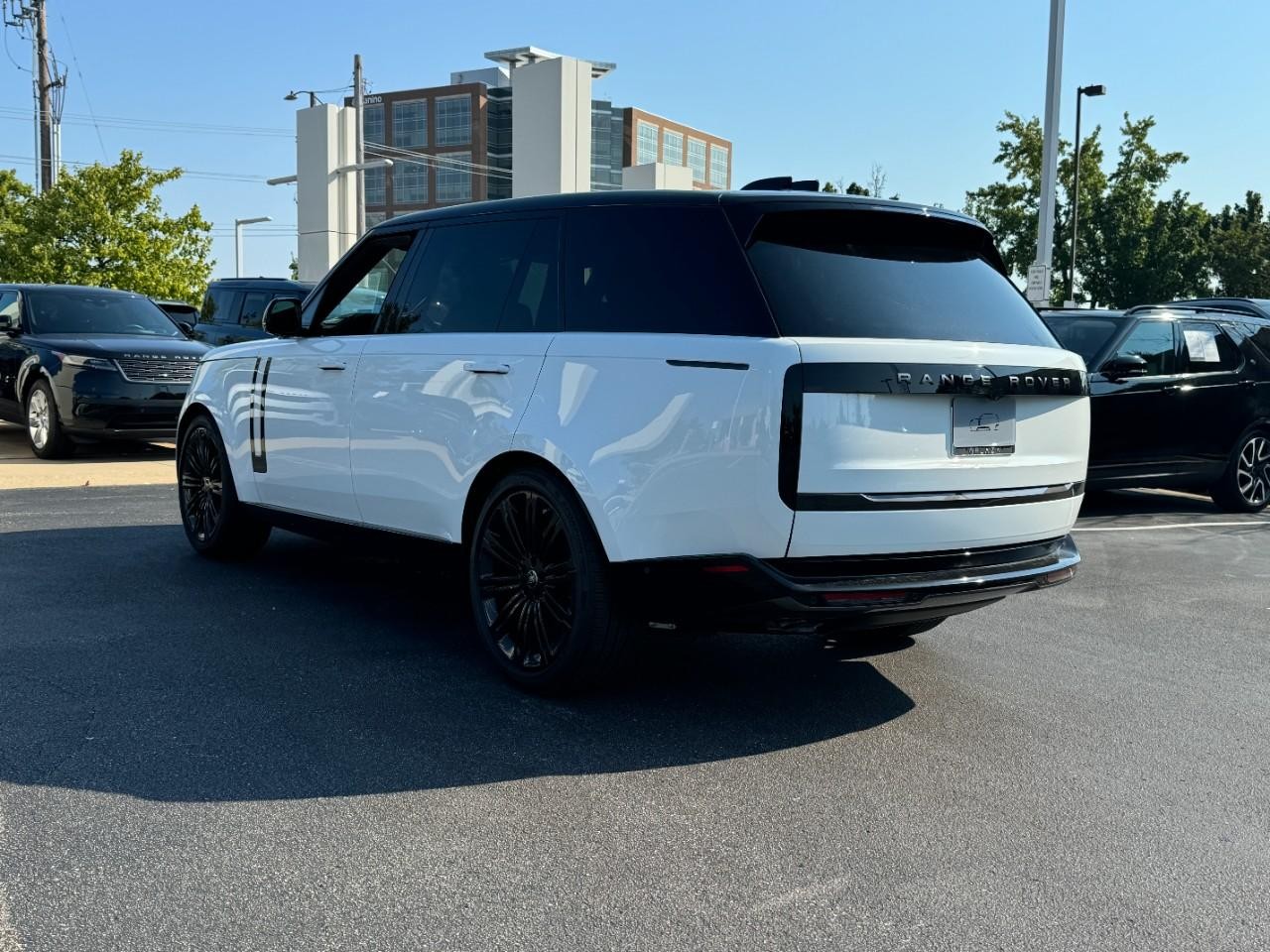 Land Rover Range Rover Vehicle Full-screen Gallery Image 3