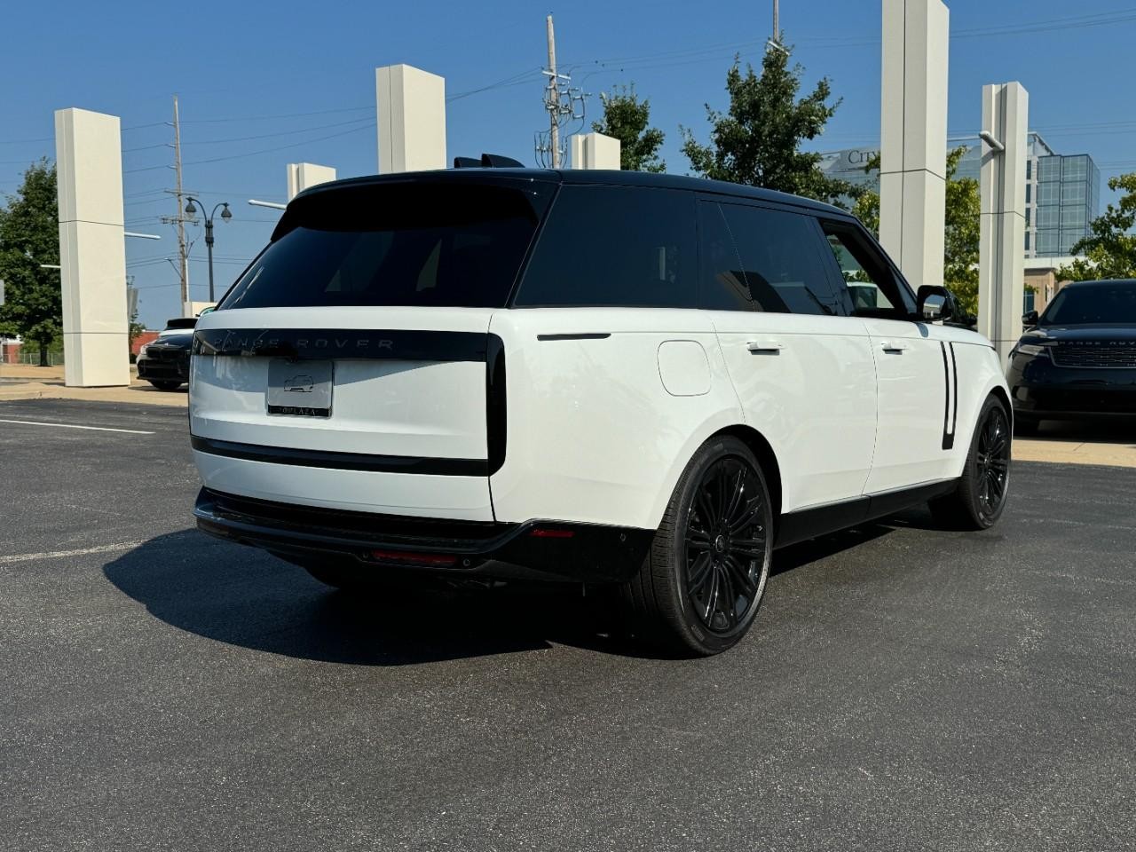 Land Rover Range Rover Vehicle Full-screen Gallery Image 4