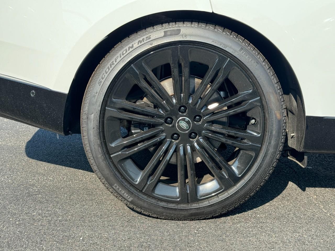 Land Rover Range Rover Vehicle Full-screen Gallery Image 5