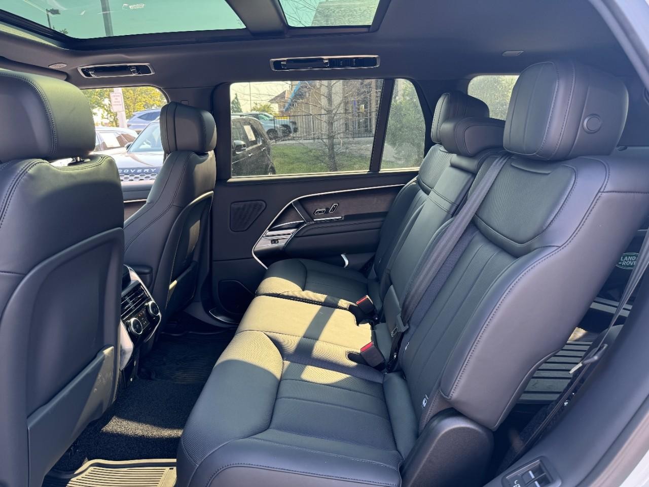 Land Rover Range Rover Vehicle Full-screen Gallery Image 8