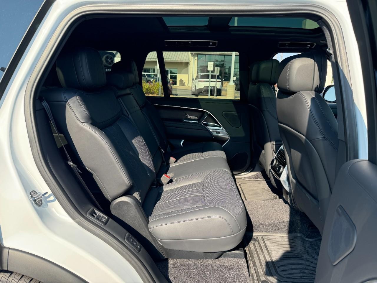 Land Rover Range Rover Vehicle Full-screen Gallery Image 10