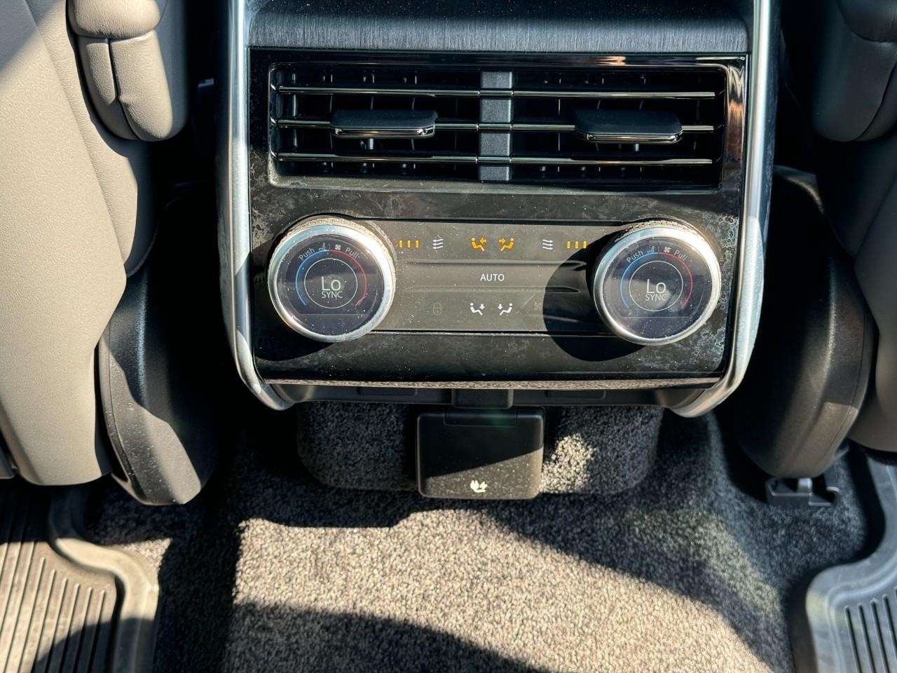 Land Rover Range Rover Vehicle Full-screen Gallery Image 11