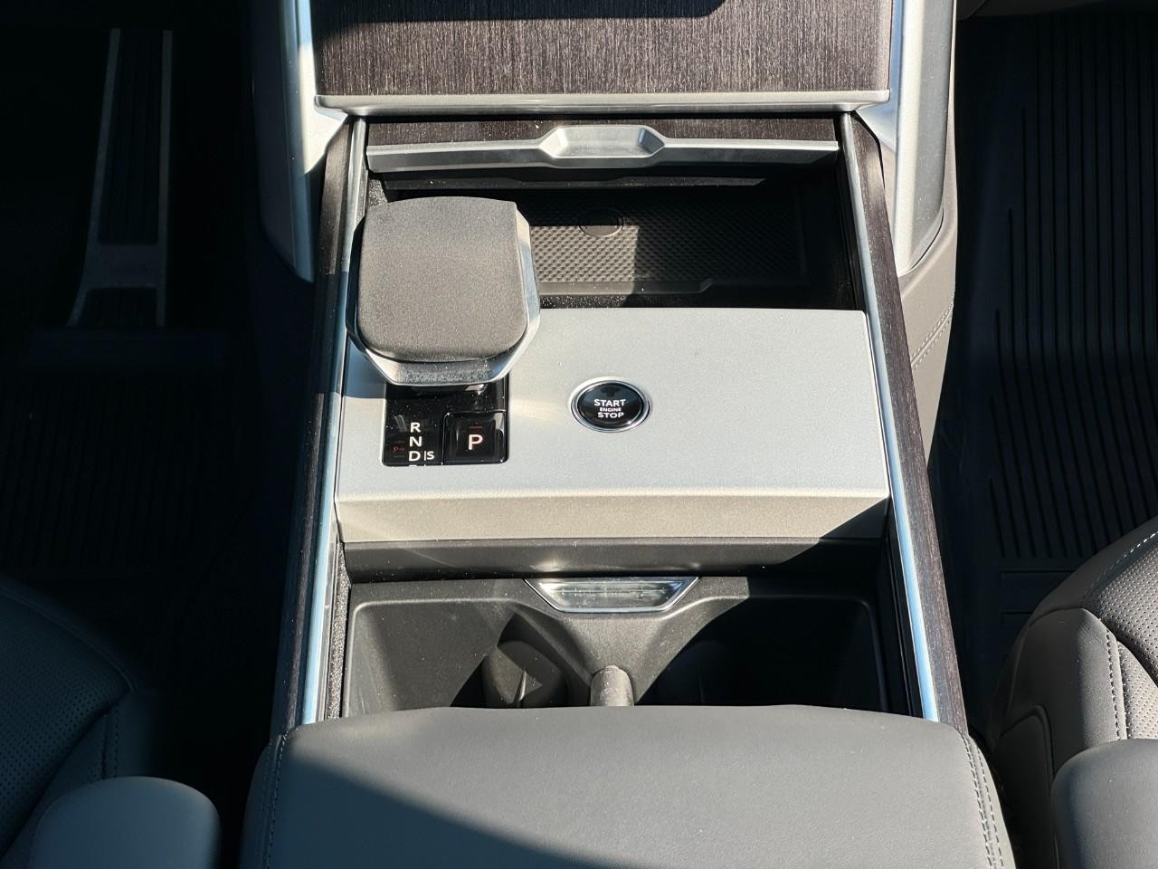 Land Rover Range Rover Vehicle Full-screen Gallery Image 16