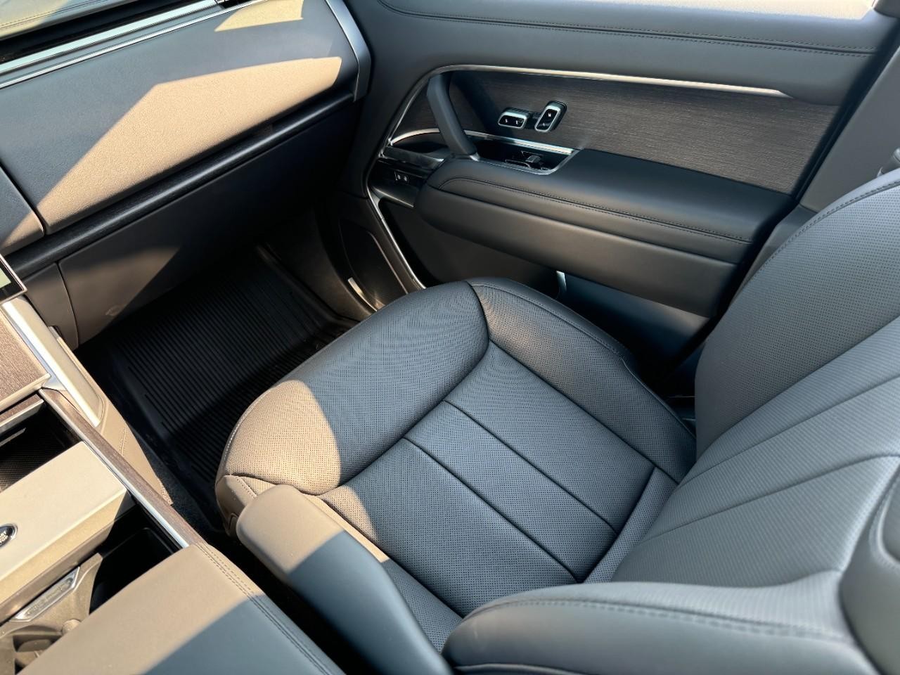 Land Rover Range Rover Vehicle Full-screen Gallery Image 17