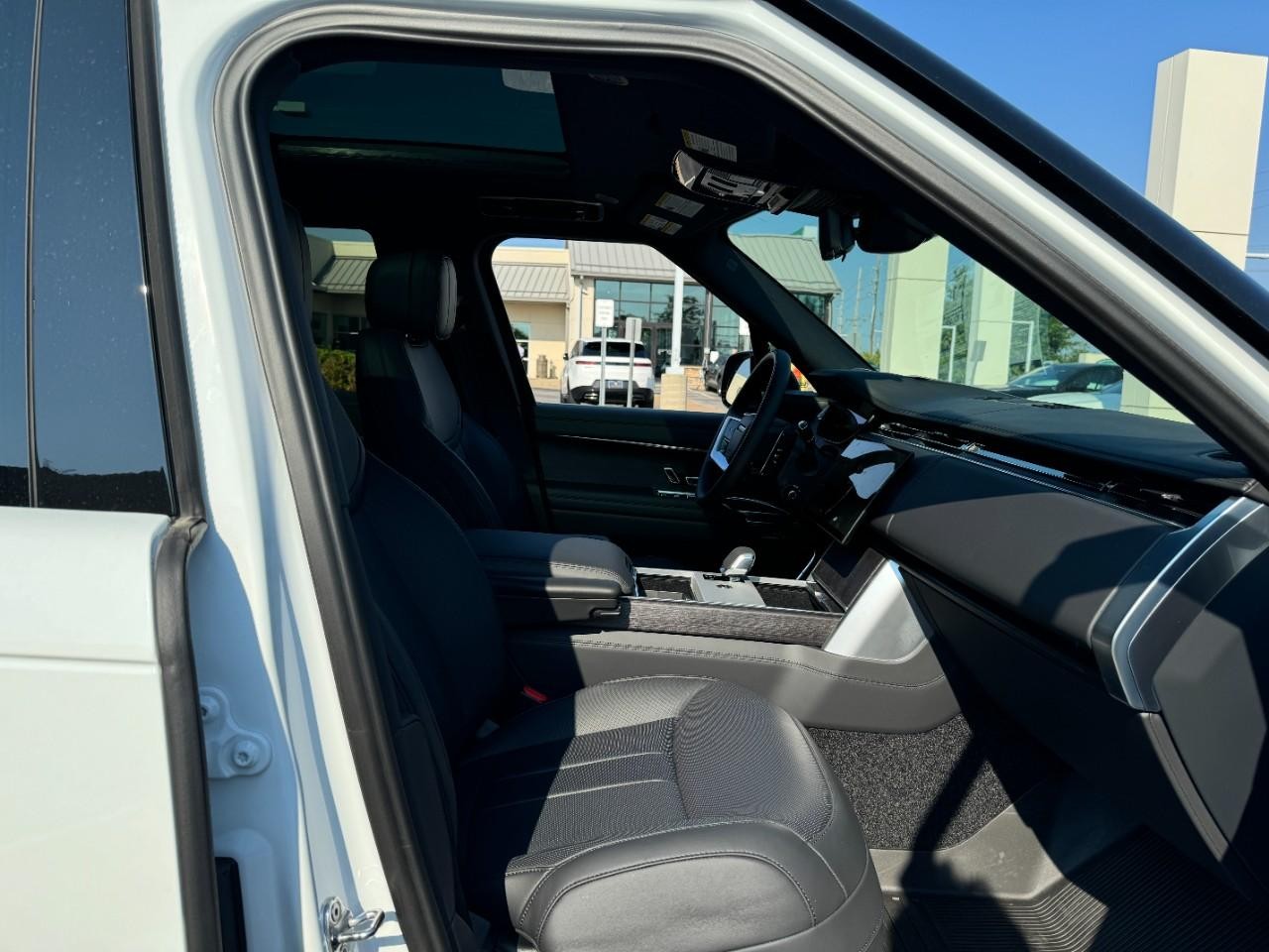 Land Rover Range Rover Vehicle Full-screen Gallery Image 18