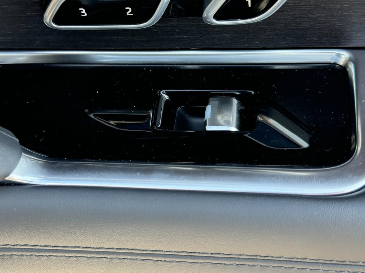 Land Rover Range Rover Vehicle Full-screen Gallery Image 21