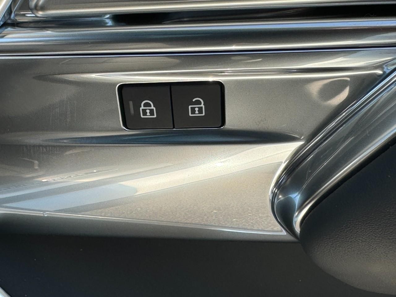 Land Rover Range Rover Vehicle Full-screen Gallery Image 22