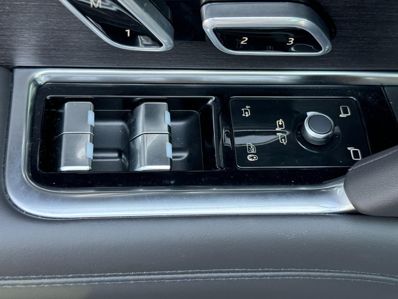 Land Rover Range Rover Vehicle Full-screen Gallery Image 24