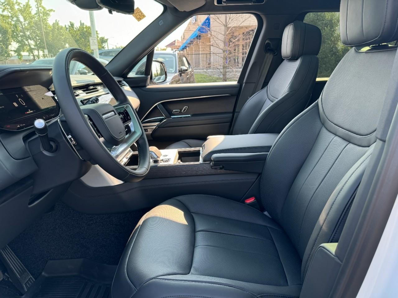 Land Rover Range Rover Vehicle Full-screen Gallery Image 26