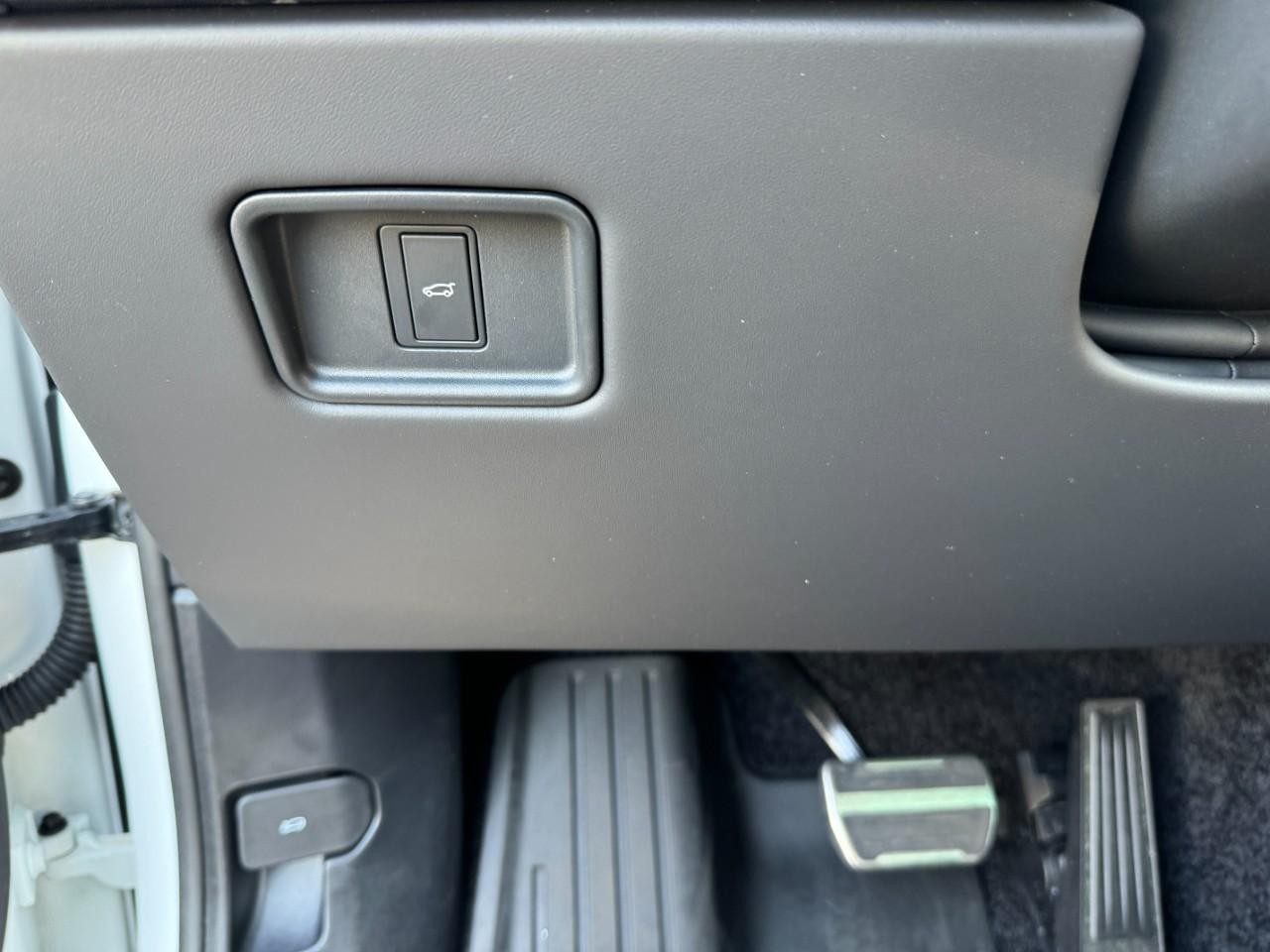 Land Rover Range Rover Vehicle Full-screen Gallery Image 28