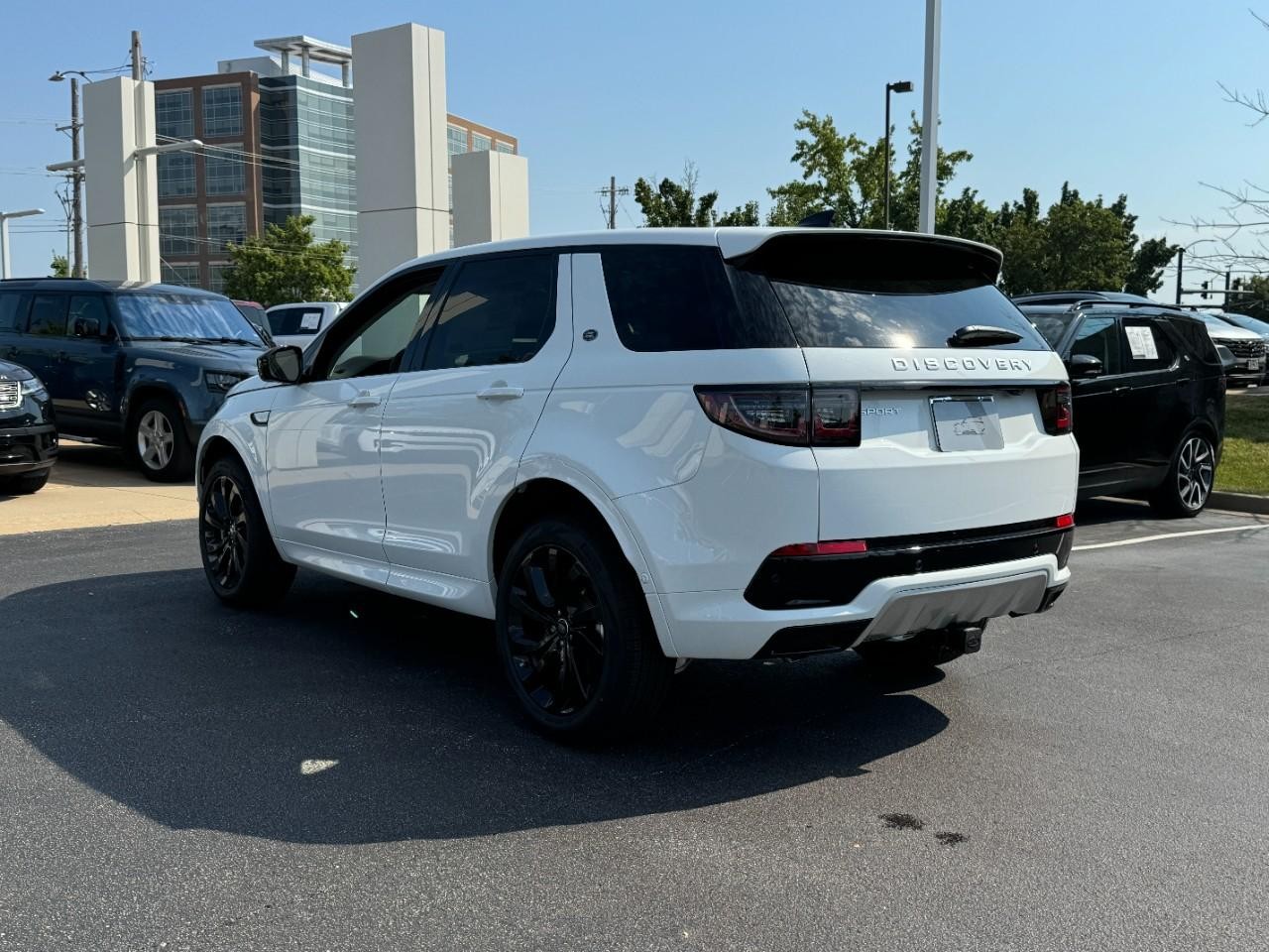 Land Rover Discovery Sport Vehicle Full-screen Gallery Image 3