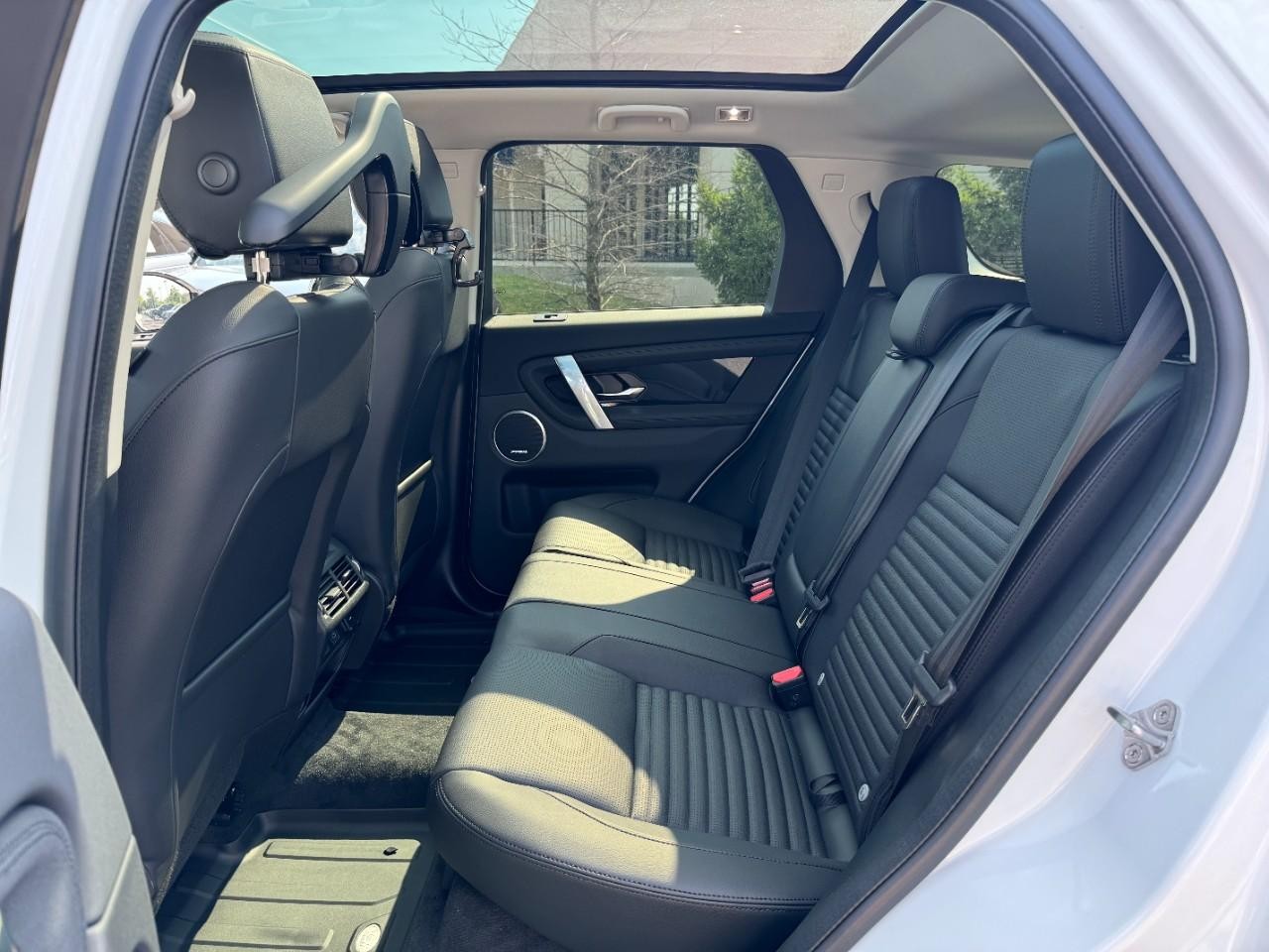 Land Rover Discovery Sport Vehicle Full-screen Gallery Image 8