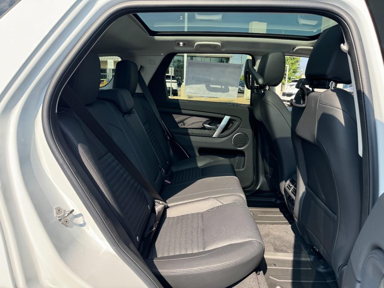 Land Rover Discovery Sport Vehicle Full-screen Gallery Image 10