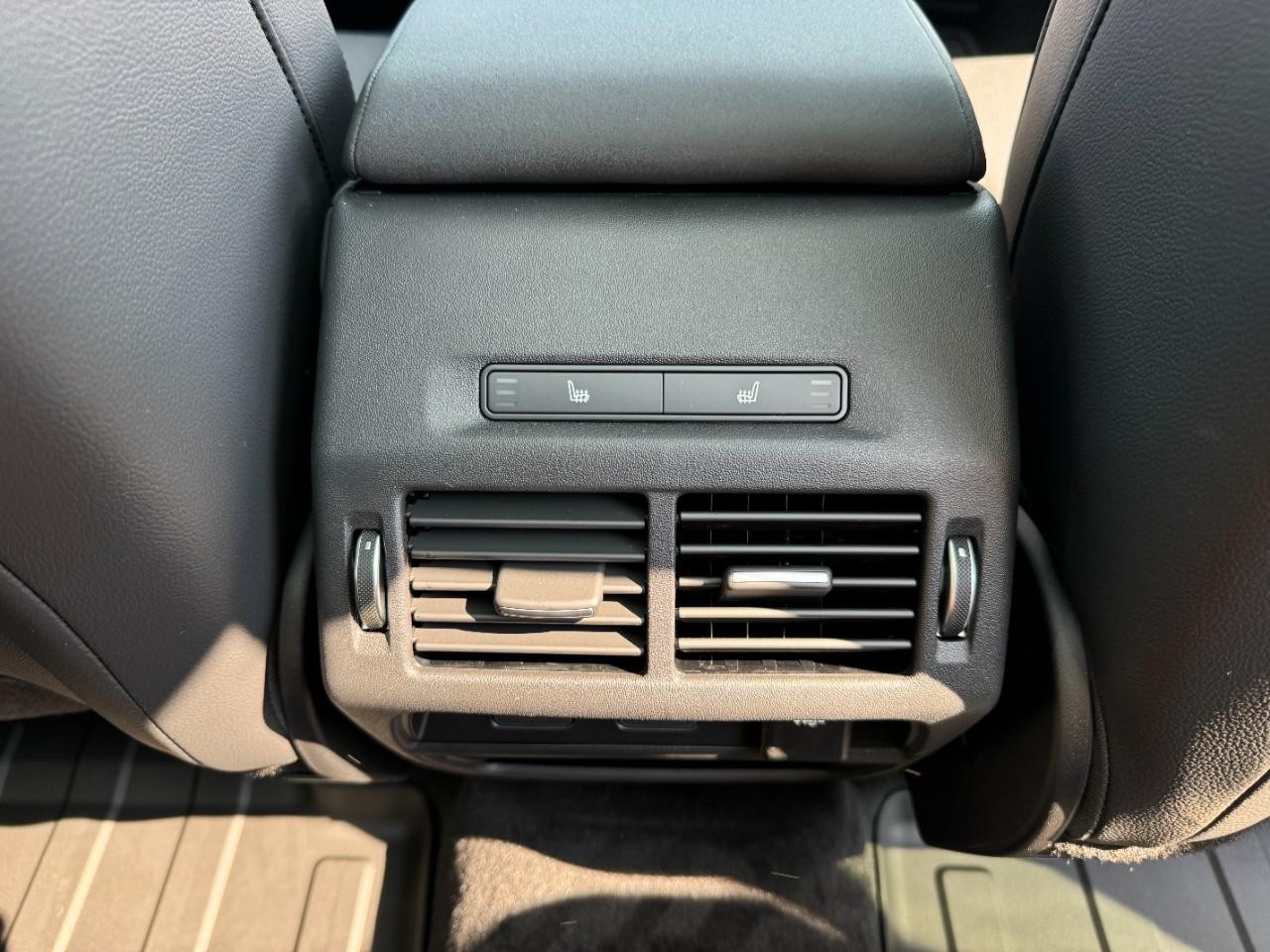 Land Rover Discovery Sport Vehicle Full-screen Gallery Image 11