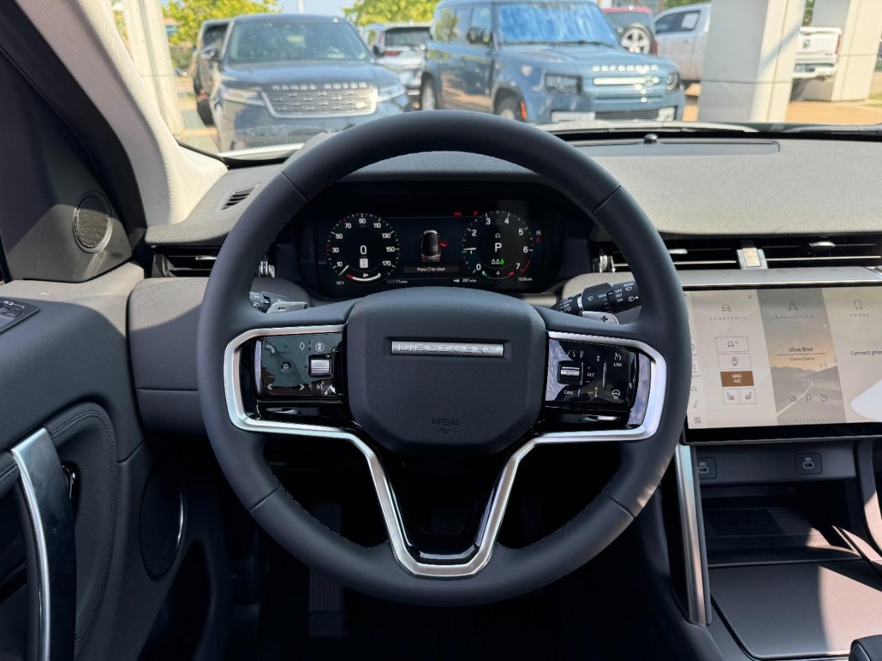 Land Rover Discovery Sport Vehicle Full-screen Gallery Image 14