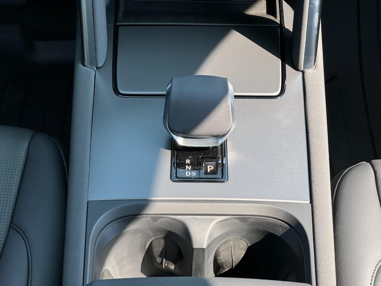 Land Rover Discovery Sport Vehicle Full-screen Gallery Image 16