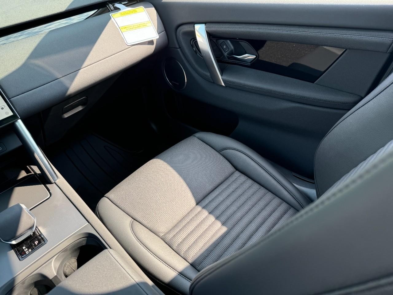 Land Rover Discovery Sport Vehicle Full-screen Gallery Image 17