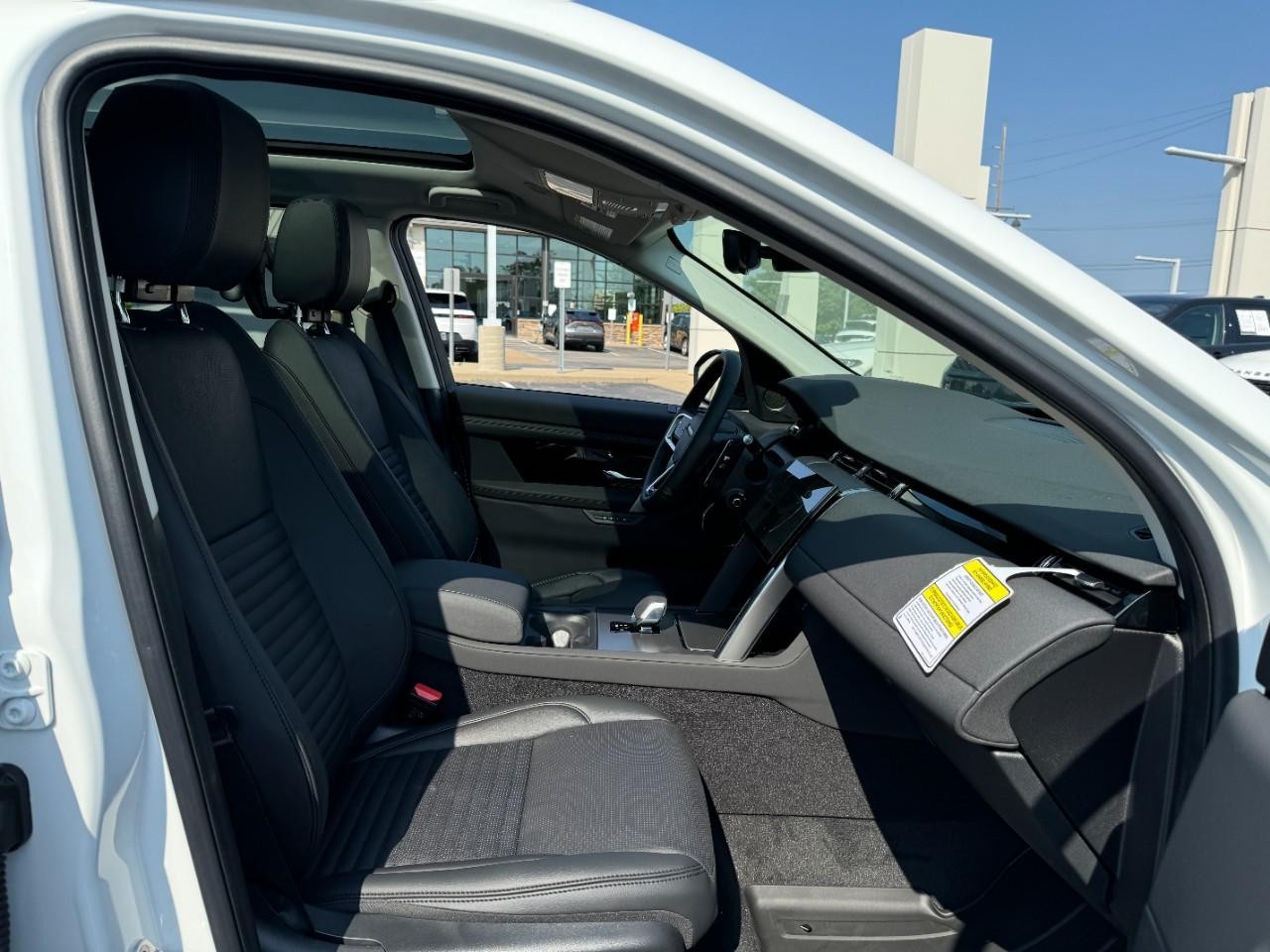 Land Rover Discovery Sport Vehicle Full-screen Gallery Image 18