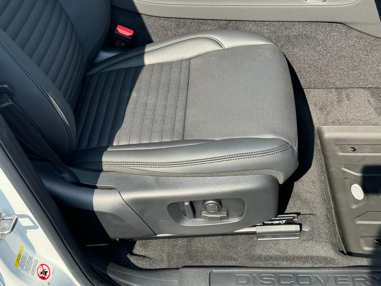 Land Rover Discovery Sport Vehicle Full-screen Gallery Image 19