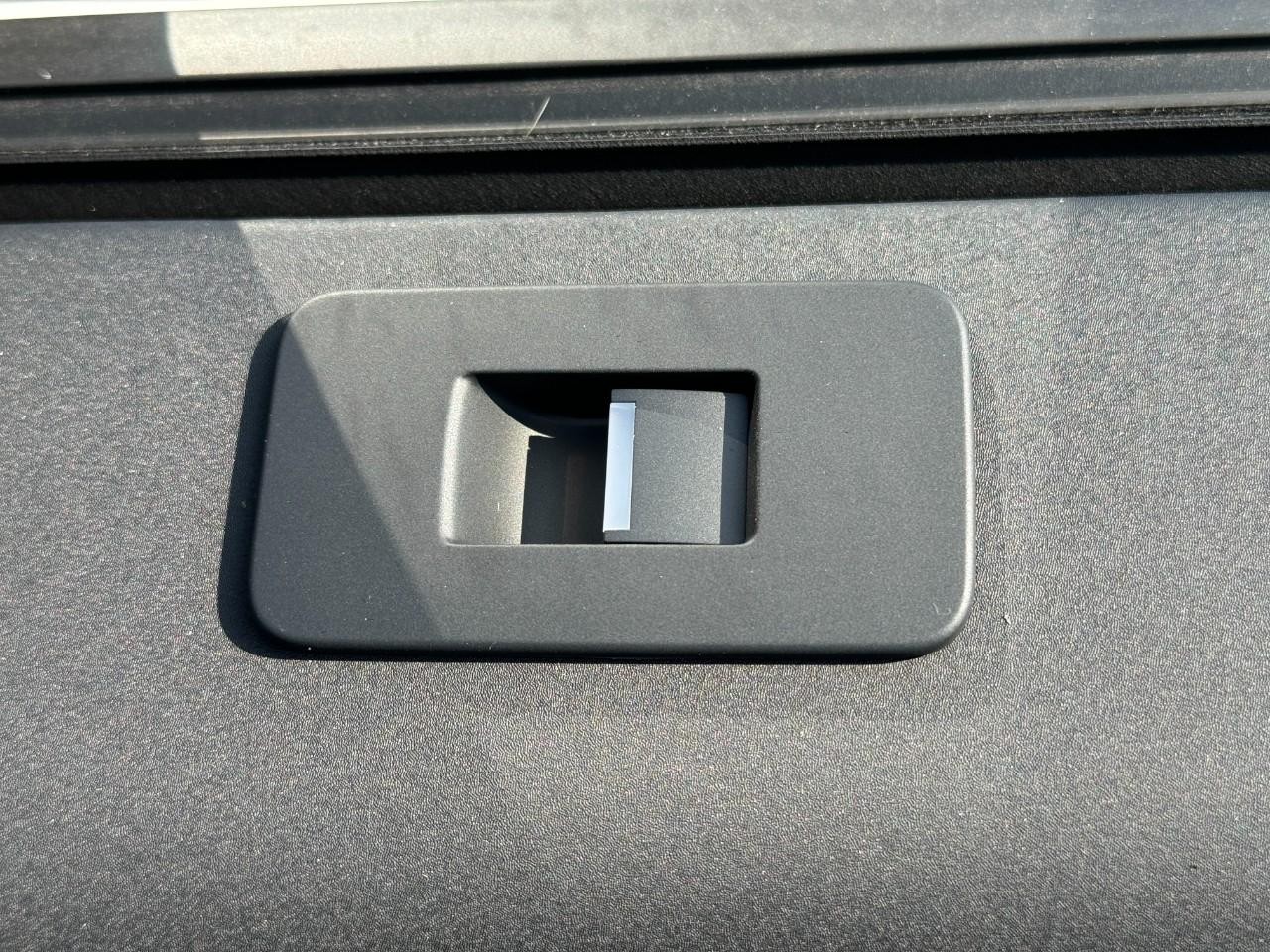 Land Rover Discovery Sport Vehicle Full-screen Gallery Image 21