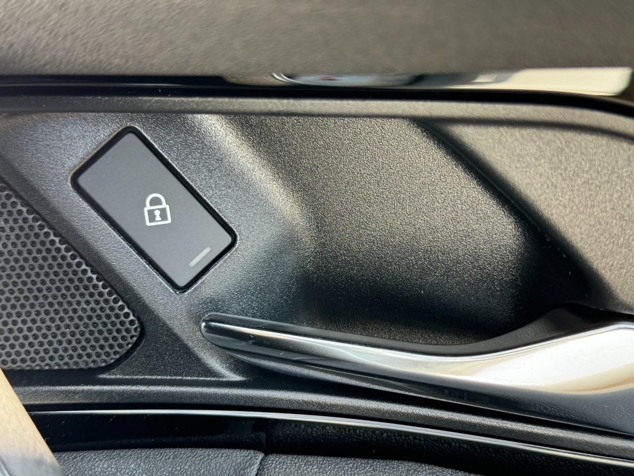 Land Rover Discovery Sport Vehicle Full-screen Gallery Image 22