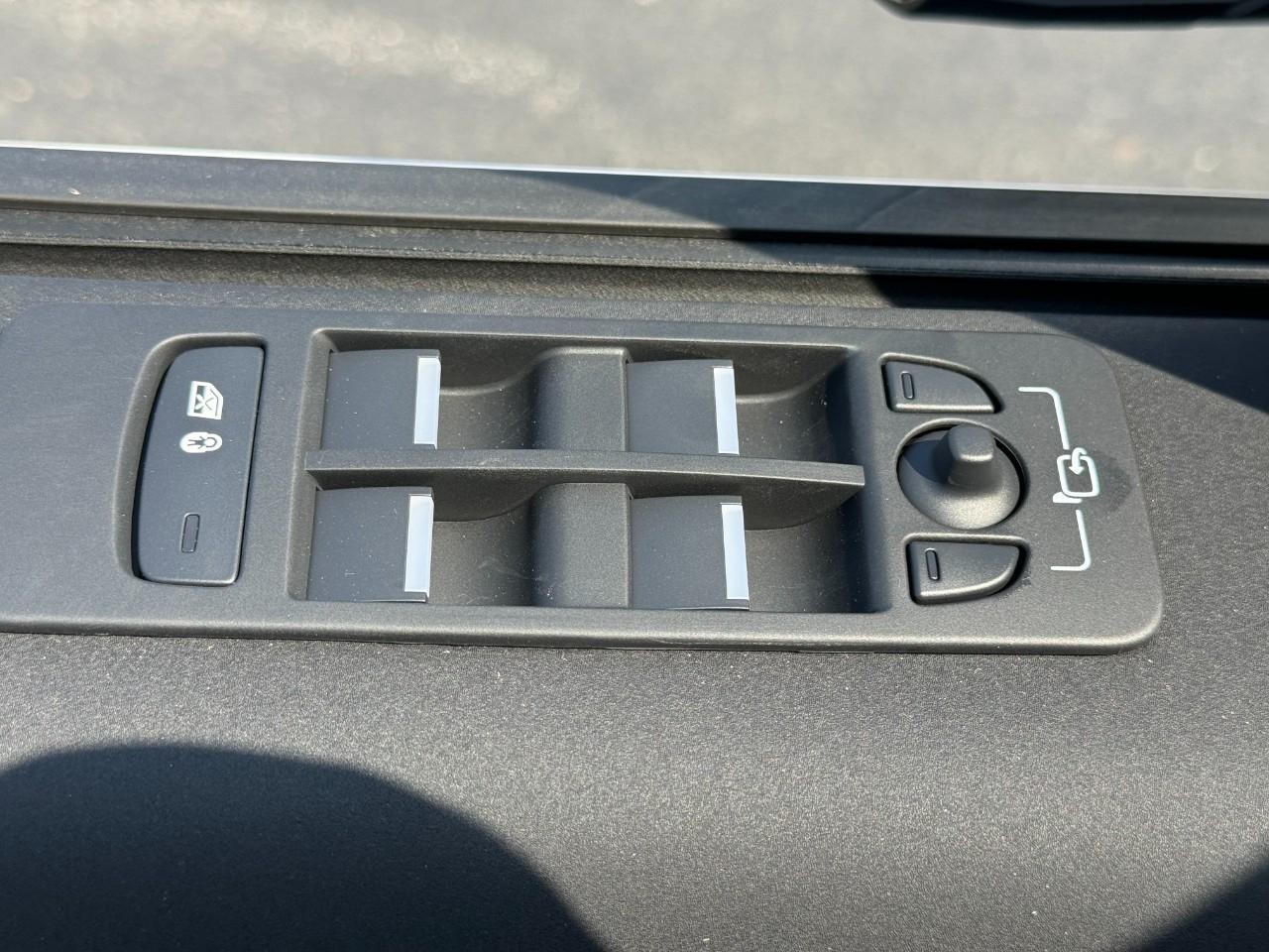 Land Rover Discovery Sport Vehicle Full-screen Gallery Image 23