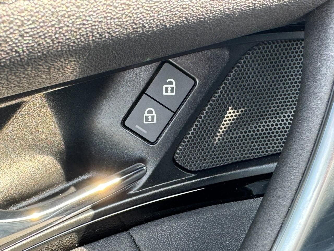 Land Rover Discovery Sport Vehicle Full-screen Gallery Image 24