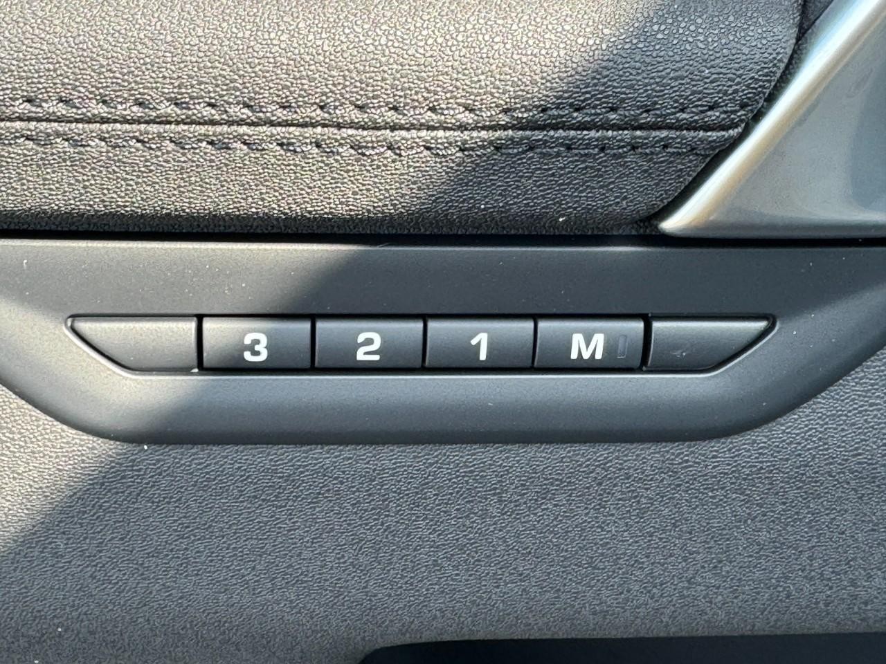 Land Rover Discovery Sport Vehicle Full-screen Gallery Image 25