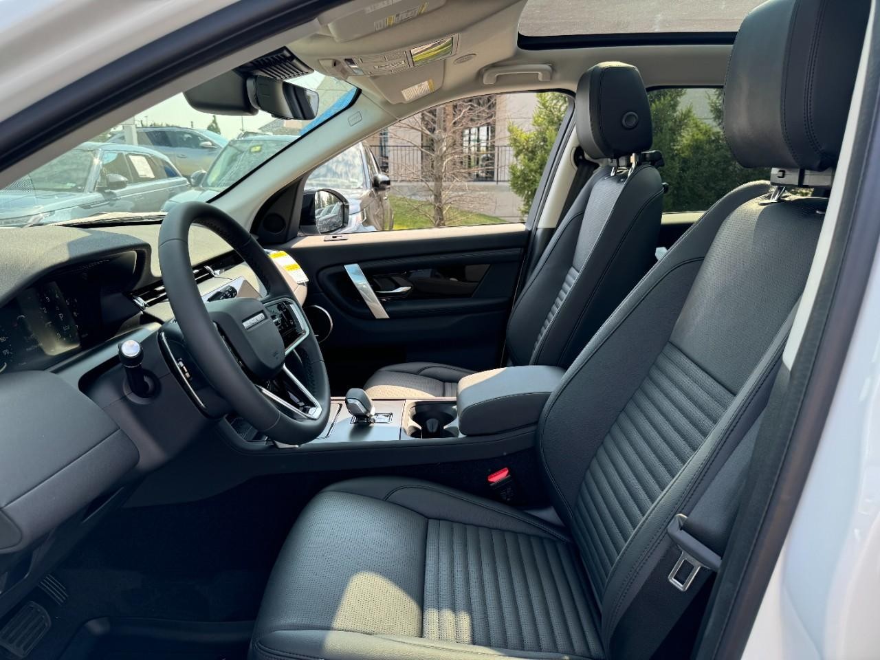 Land Rover Discovery Sport Vehicle Full-screen Gallery Image 27